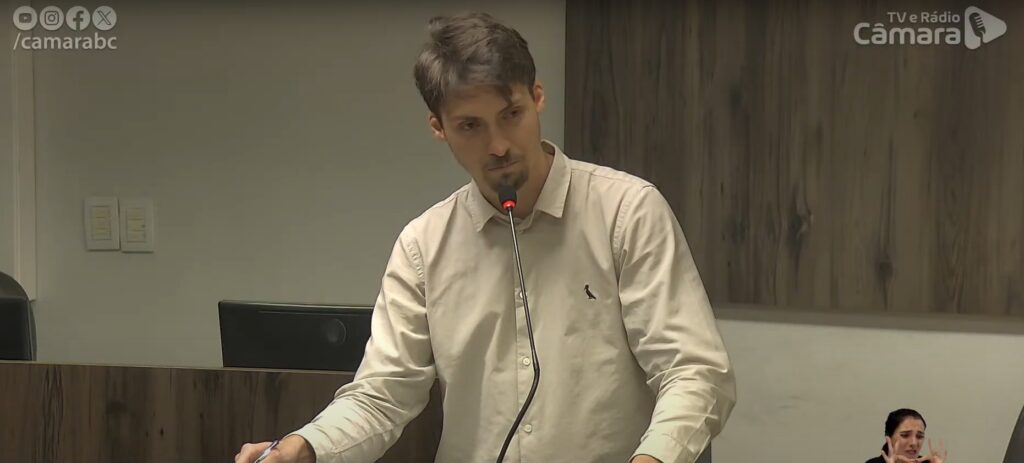 Jair Renan Bolsonaro imita retórica do pai e sai em defesa de Eduardo