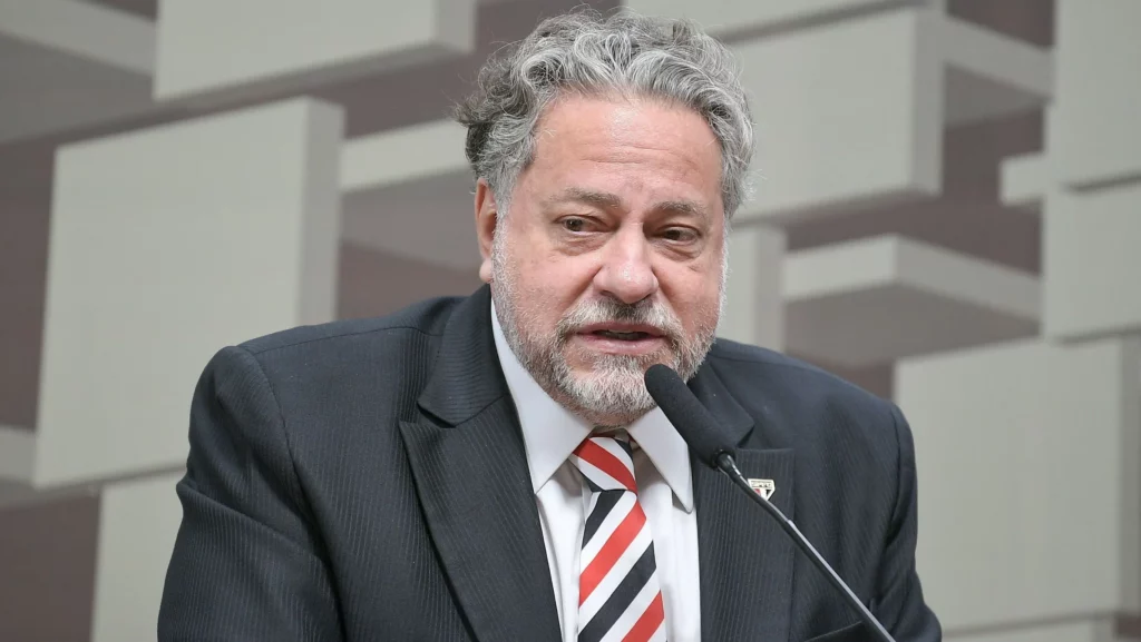 Torcedores do São Paulo cercam ex-presidente Aidar: "Ladrão e safado"