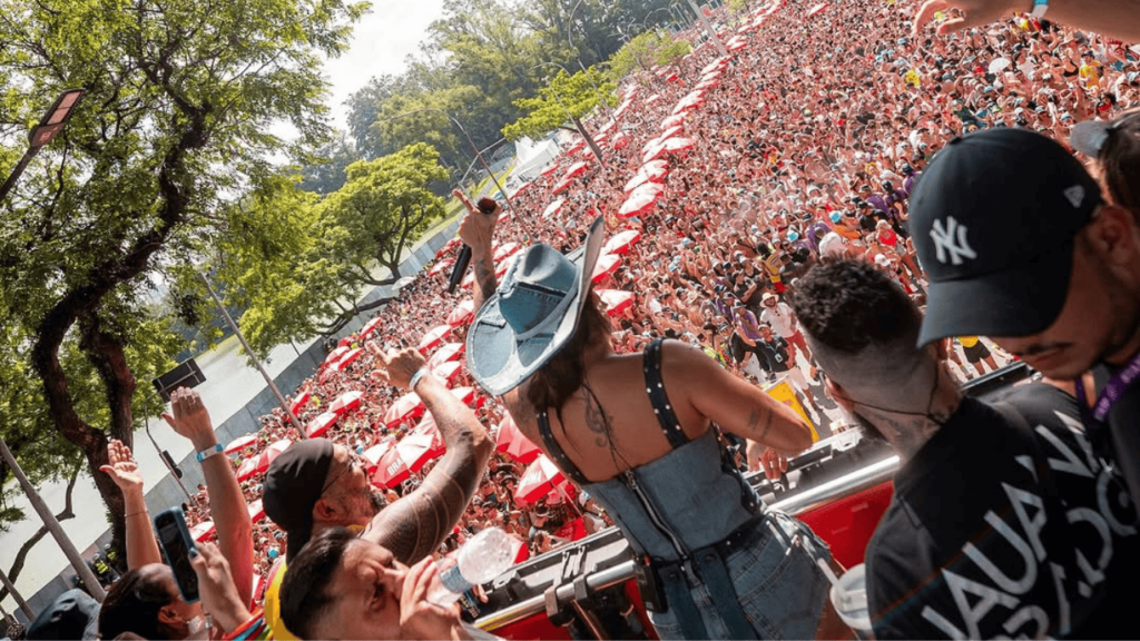 Lauana Prado leva 500 mil pessoas no bloco de carnaval em São Paulo