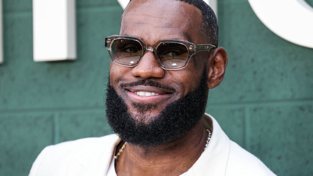 LeBron James confronta jornalista após criticas ao seu filho