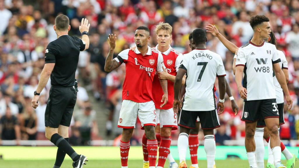 Manchester United e Arsenal fazem o clássico da rodada na Premier League