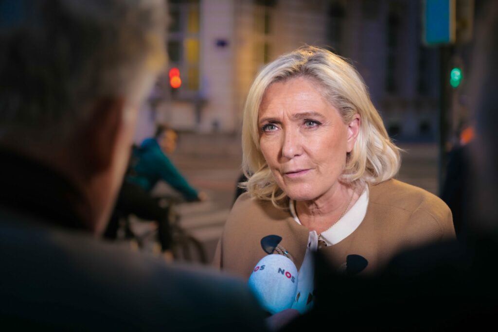Le Pen condena “antissemitismo violento sem precedentes”