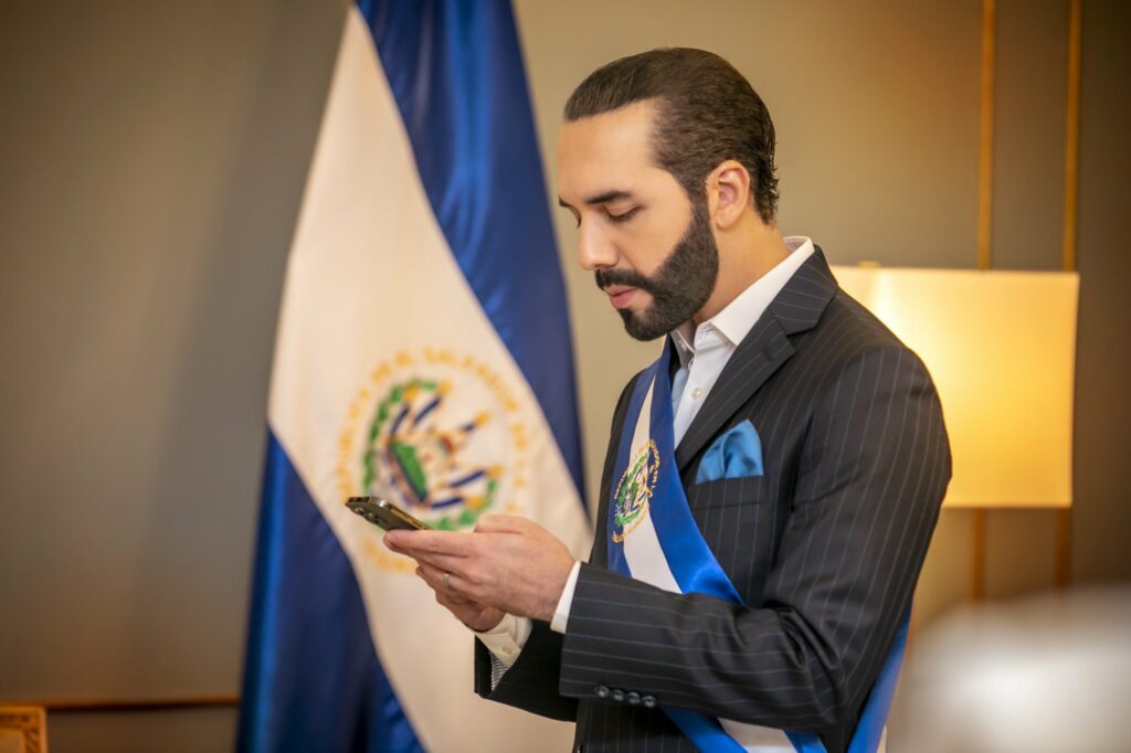 Crusoé: Bukele interage com IA de Musk sobre El Salvador