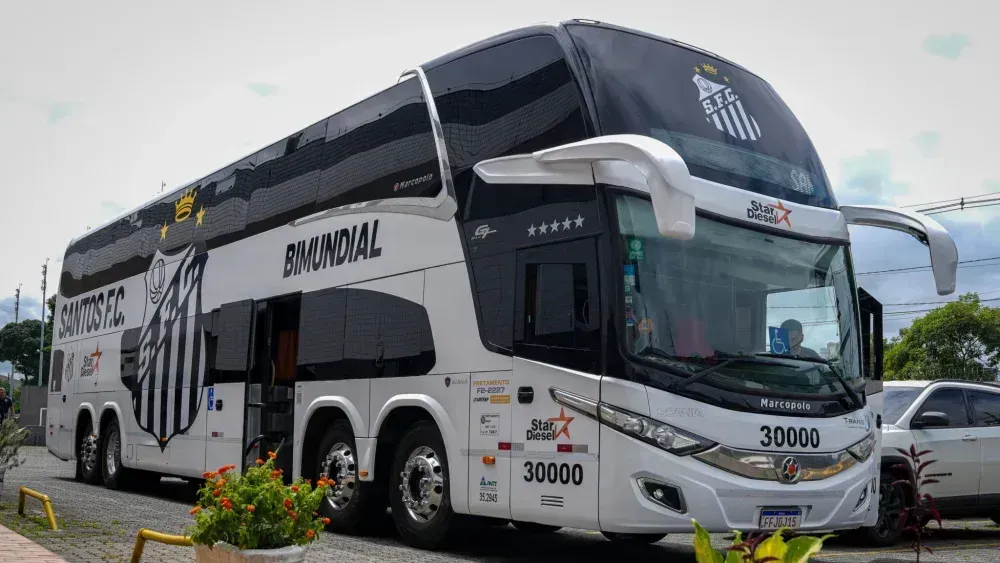 Neymar ganha cama exclusiva em novo ônibus do Santos