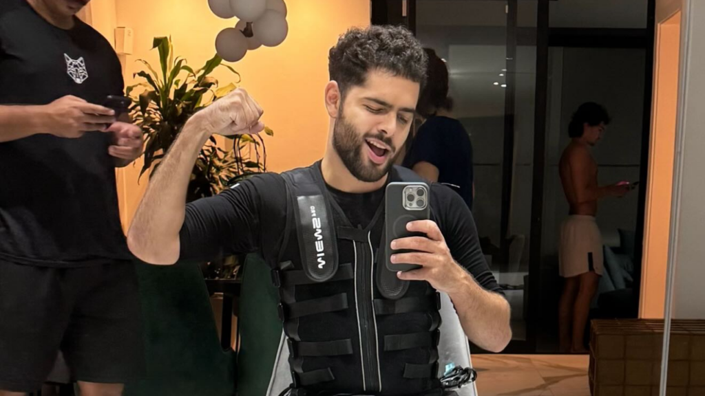 Pedro Sampaio mostra cicatriz após cirurgia no joelho