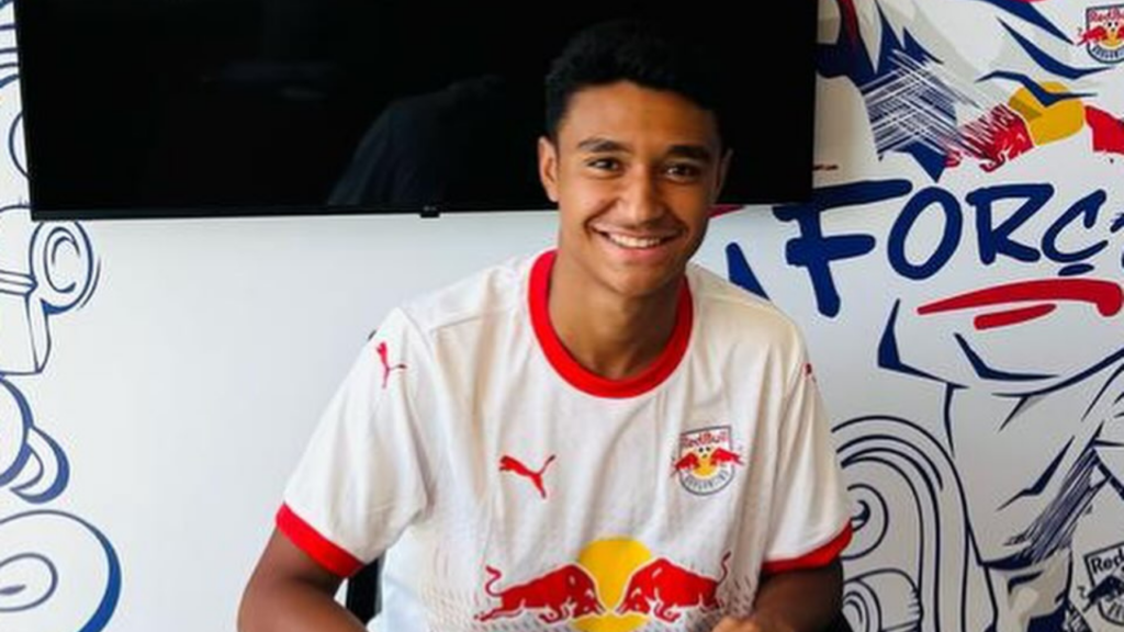 Jogador de futebol fica em estado gravíssimo após acidente de carro