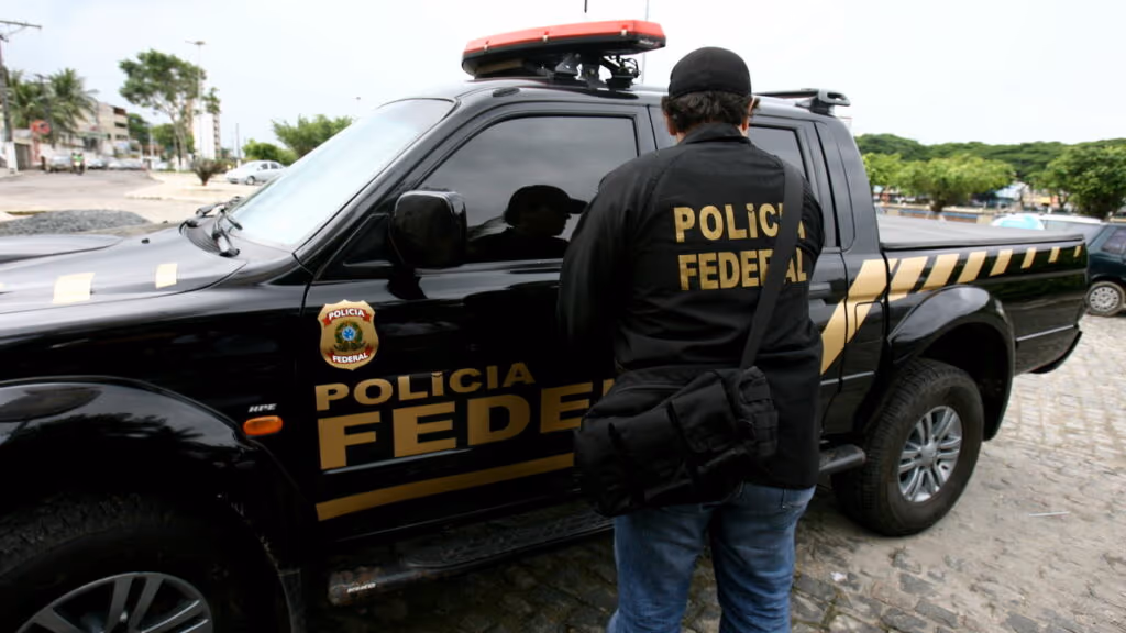 PF prende duas pessoas em operação contra fraudes no INSS