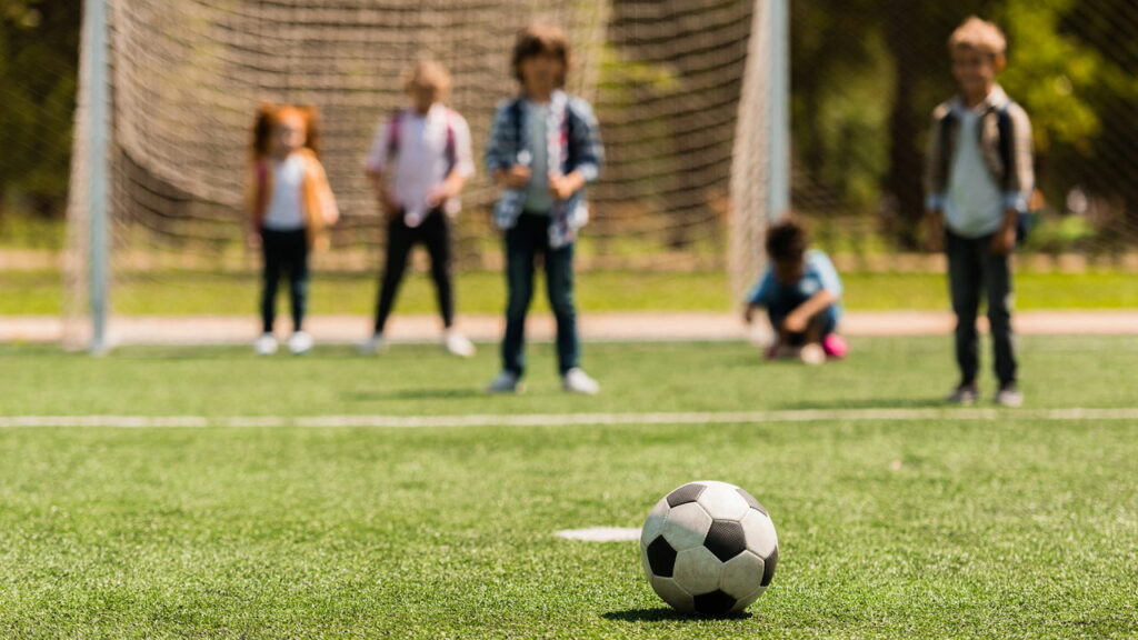 Policial Militar atira em bola de adolescente e acaba…