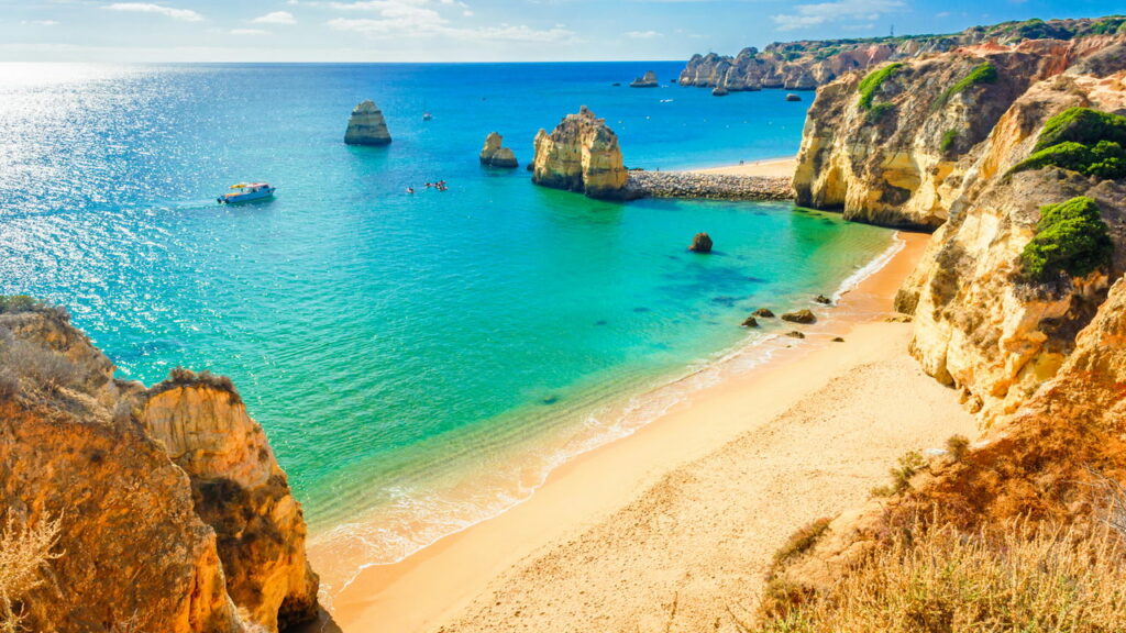 Estudo usando reconhecimento facial consegue eleger a praia mais "feliz" do mundo!