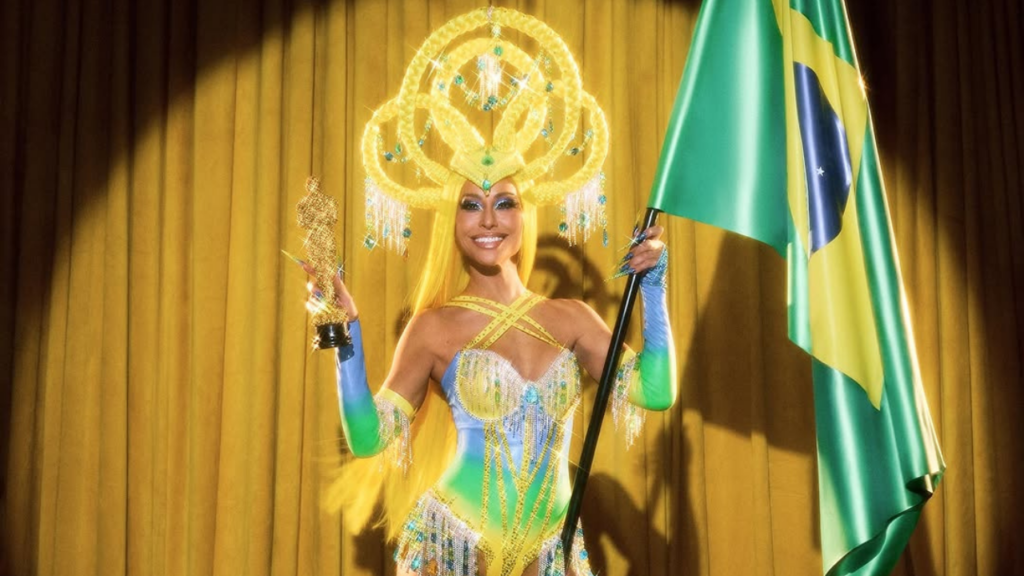 Sabrina Sato homenageia Fernanda Torres com roupa de carnaval