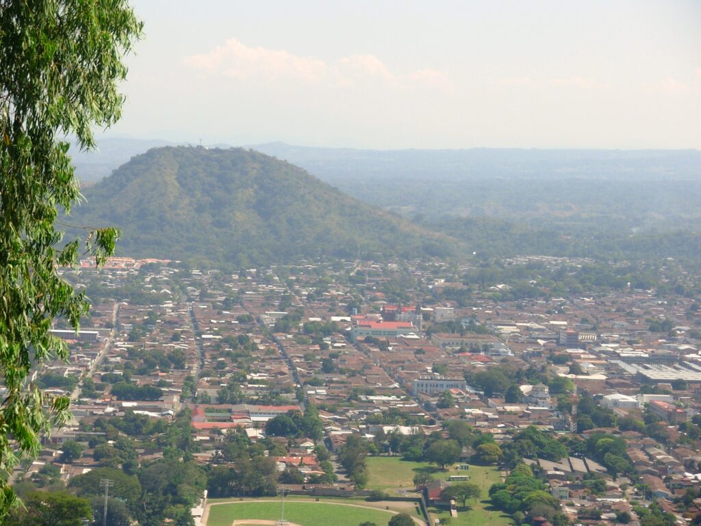 A cidade que “ri na cara do perigo”, já que ela está dentro de um vulcão ativo