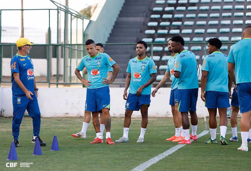 Seleção Brasileira realiza primeiro treino de olho na Colômbia