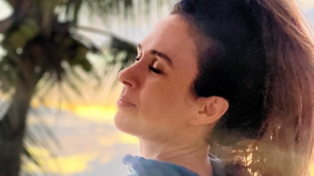 Tatá Werneck é surpreendida por especialista em harmonização íntima