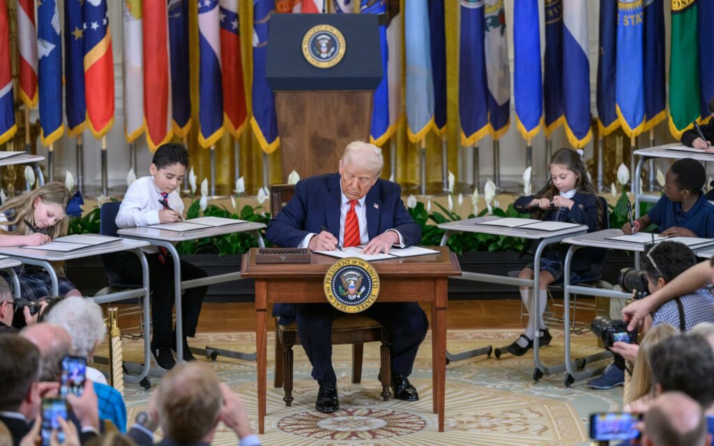 Trump cogita suspender tarifas à indústria automobilística