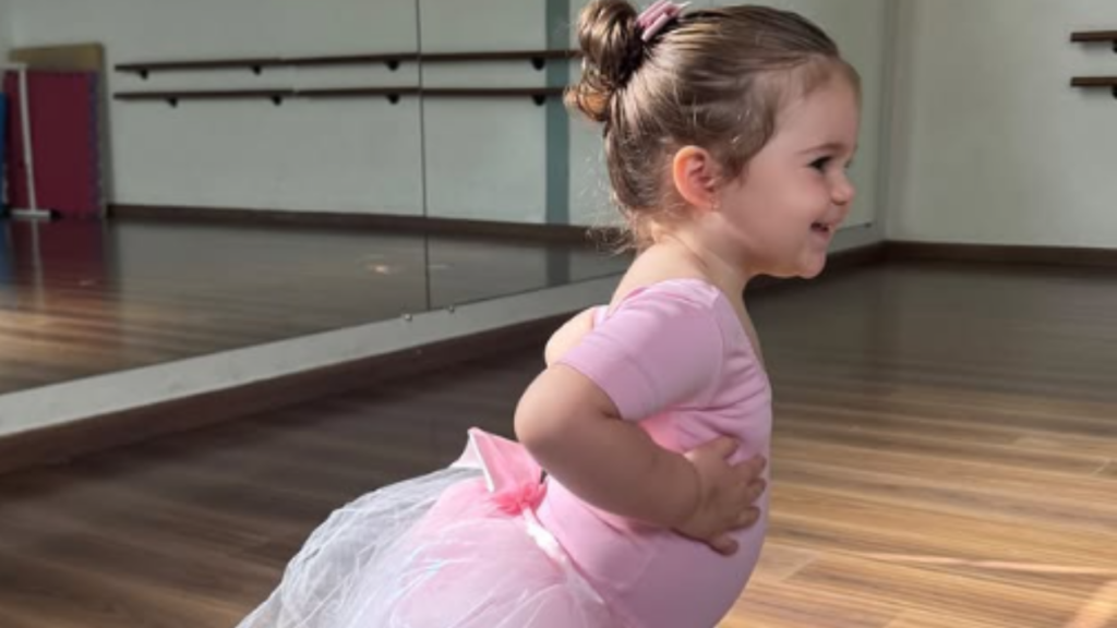 Viih Tube compartilha primeira aula de ballet da filha