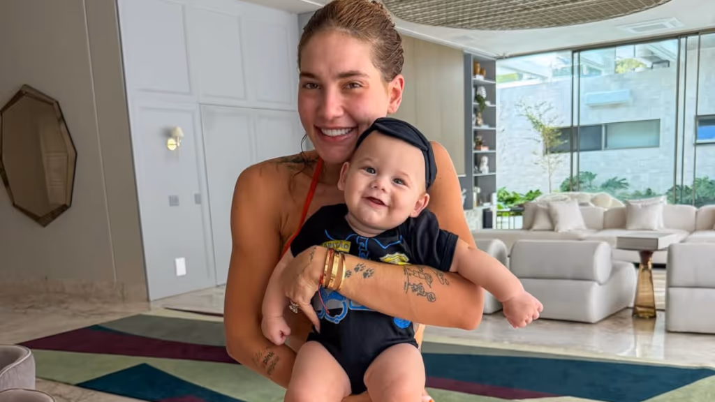 Virginia Fonseca adia viagem após problema de saúde do filho