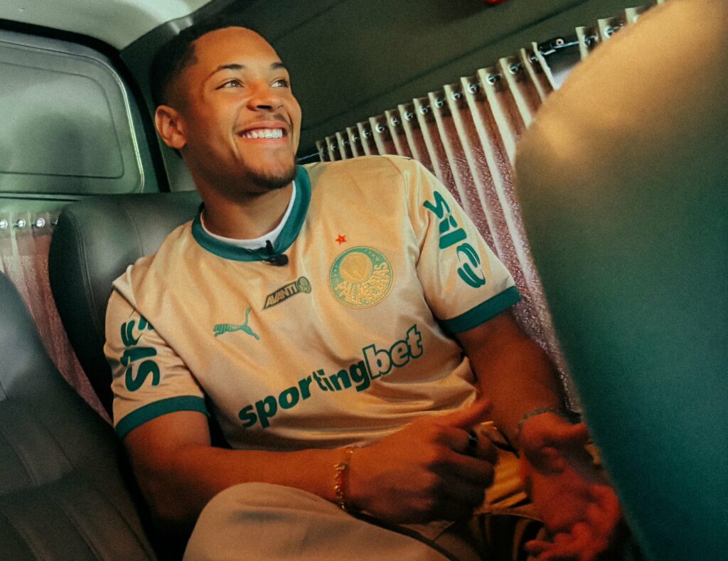 Vitor Roque se apresenta ao Palmeiras e pode jogar semifinal do Paulistão
