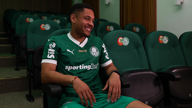Vitor Roque x Mbappé Abel Ferreira faz comparação entre os jogadores
