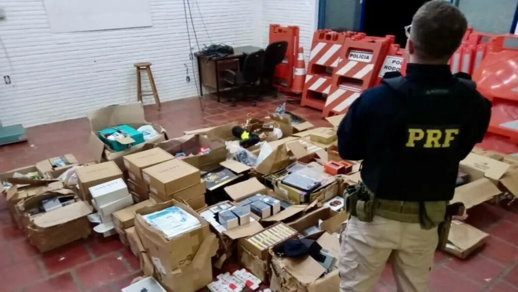 Carreta é apreendida com milhões em contrabando na BR-158