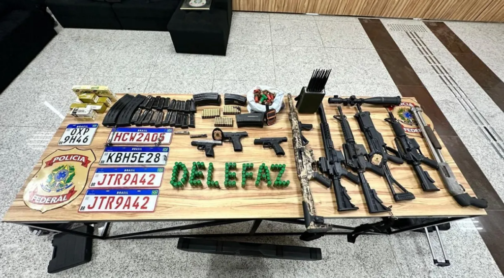 Operação Inóspito prende servidor com arsenal de armas