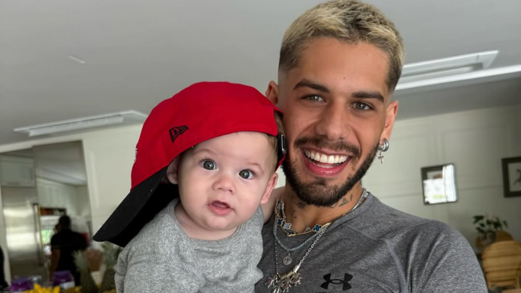 Zé Felipe lamenta estar longe do filho internado