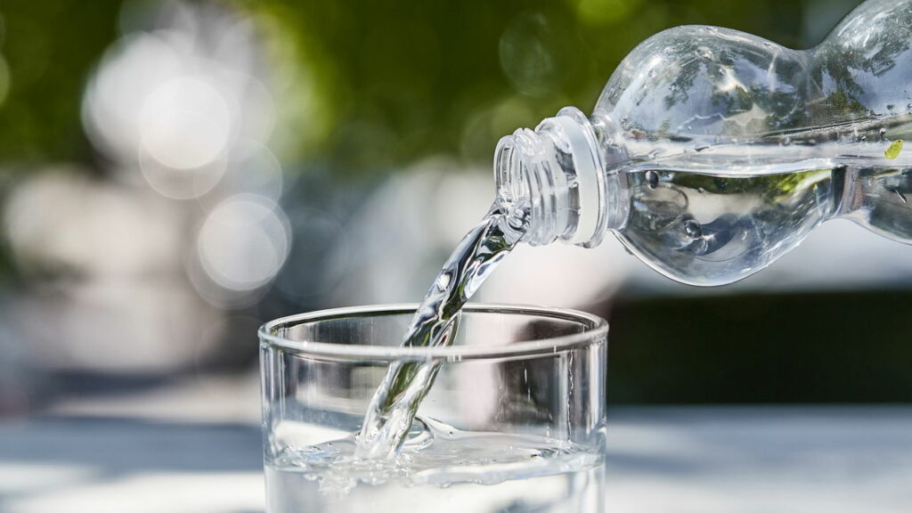 Beber água na refeição engorda ou ajuda a emagrecer?