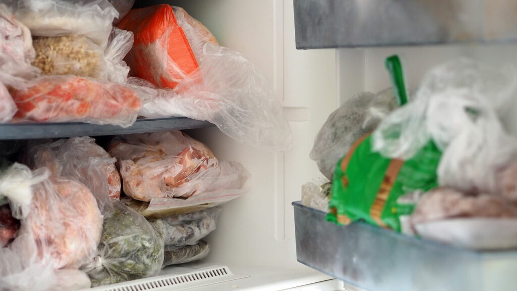 Entenda por que congelar esses alimentos pode prejudicar sua saúde