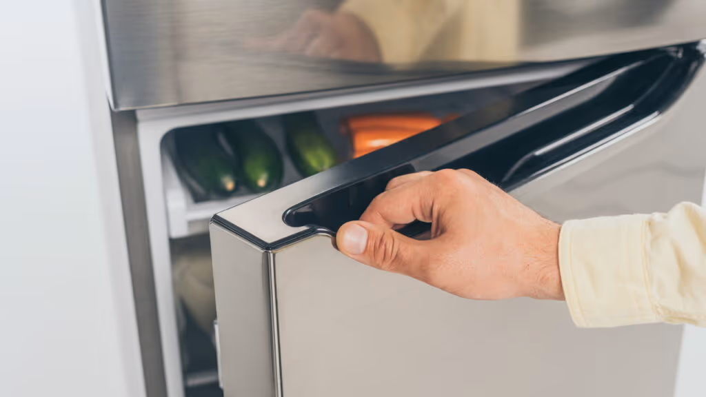 O erro comum que faz a geladeira gastar mais energia e quase ninguém percebe