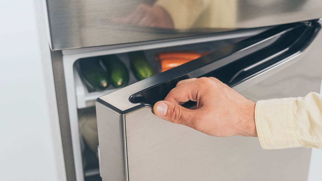O erro comum que faz a geladeira gastar mais energia e quase ninguém percebe