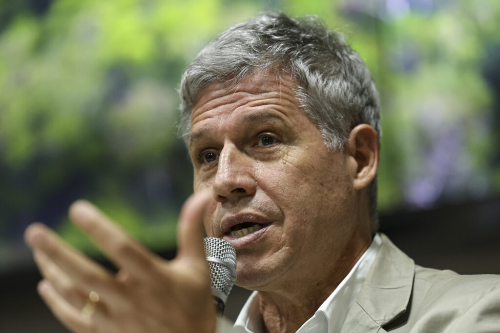 MST pede a cabeça de Paulo Teixeira