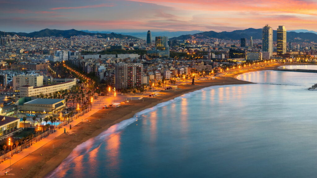 Barcelona encanta com arquitetura surreal, vida noturna e praias paradisíacas