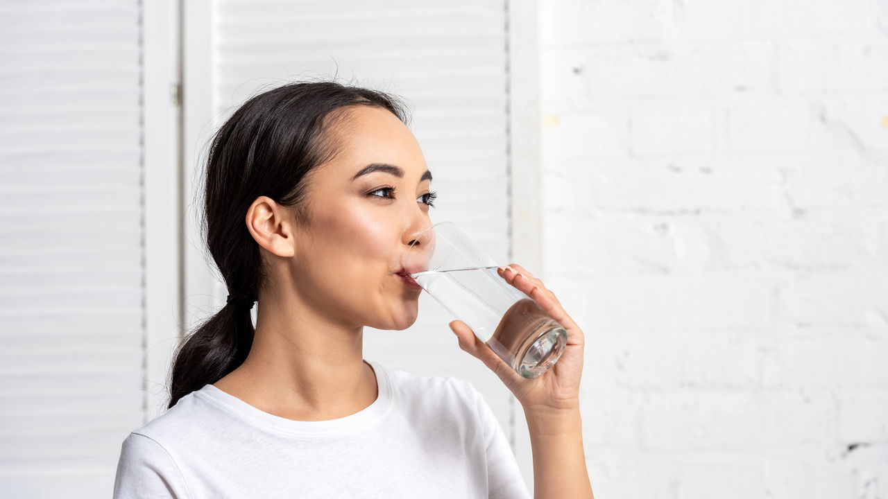 Beber água na refeição engorda ou ajuda a emagrecer?