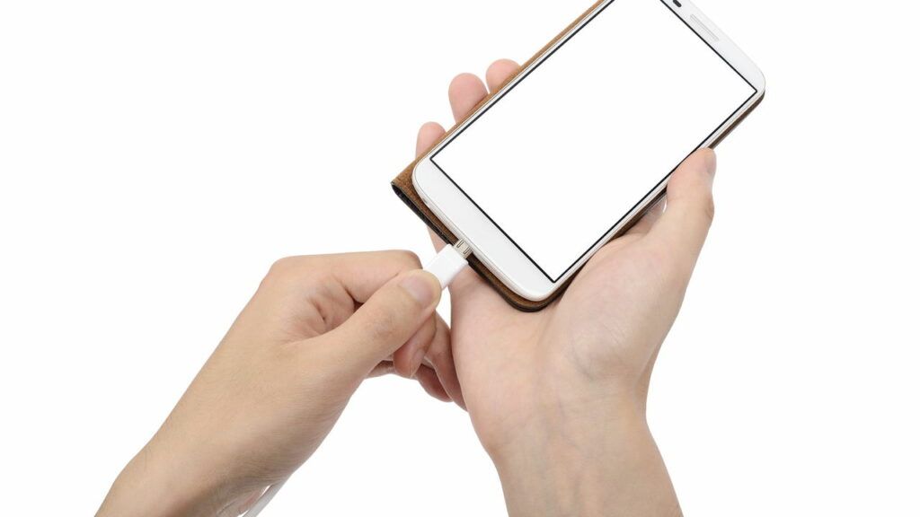 Sem energia? Veja como carregar seu celular em emergências!
