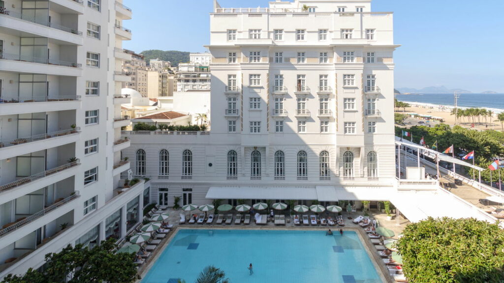 Confira o leilão de móveis do Copacabana Palace