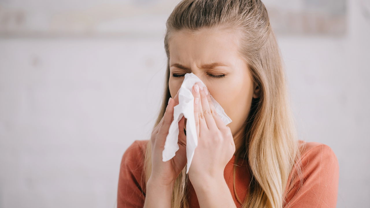 O que acontece com seu corpo quando você prende o espirro