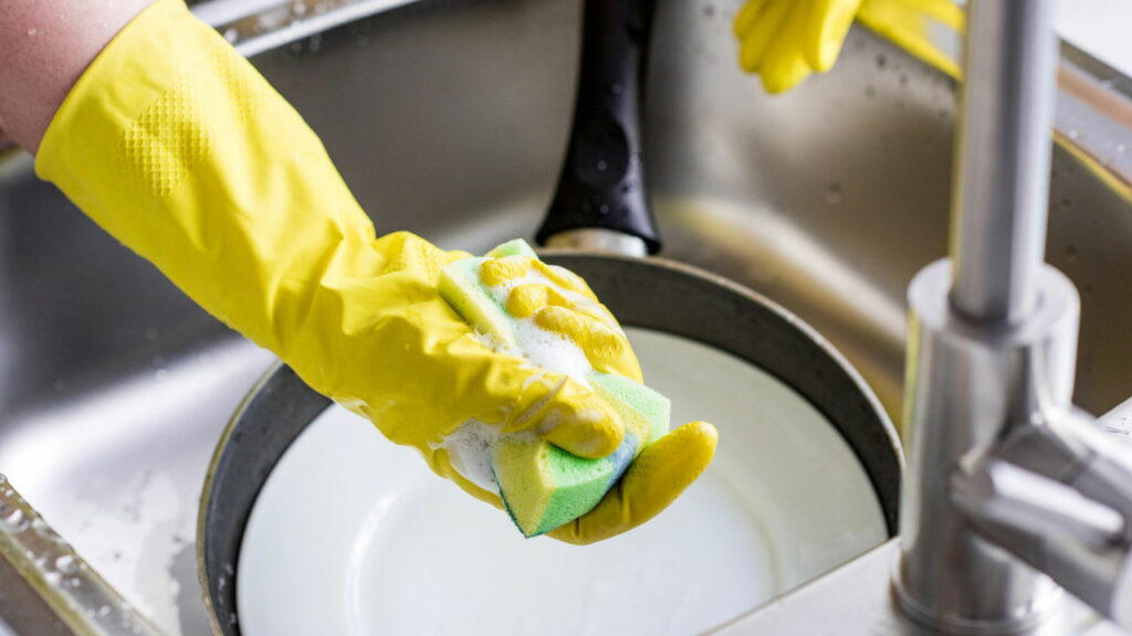 A esponja de cozinha acumula bactérias e sujeira conforme o uso - Créditos: depositphotos.com / IgorVetushko