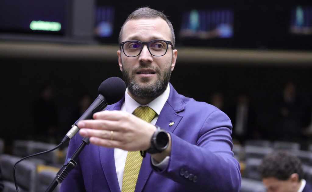 Tarifas são “produto de falta de diálogo de Lula com os EUA”, diz Filipe Barros