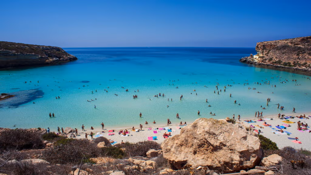 Naufrágio em Lampedusa deixa 6 mortos e 40 desaparecidos