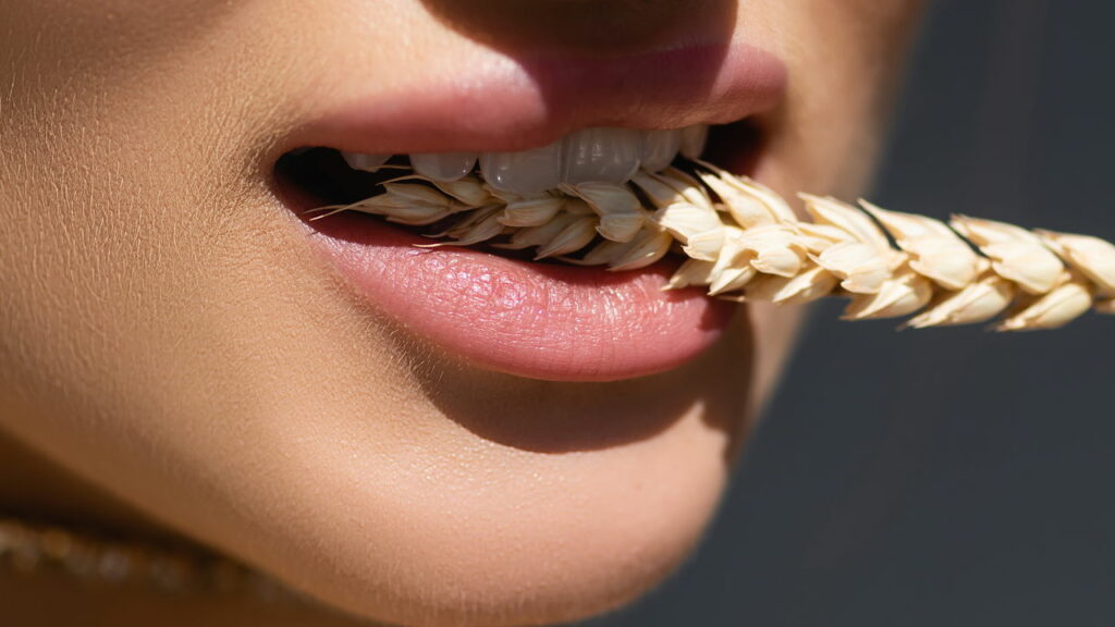 Mulher é detida no Sambódromo por morder pessoas em um camarote