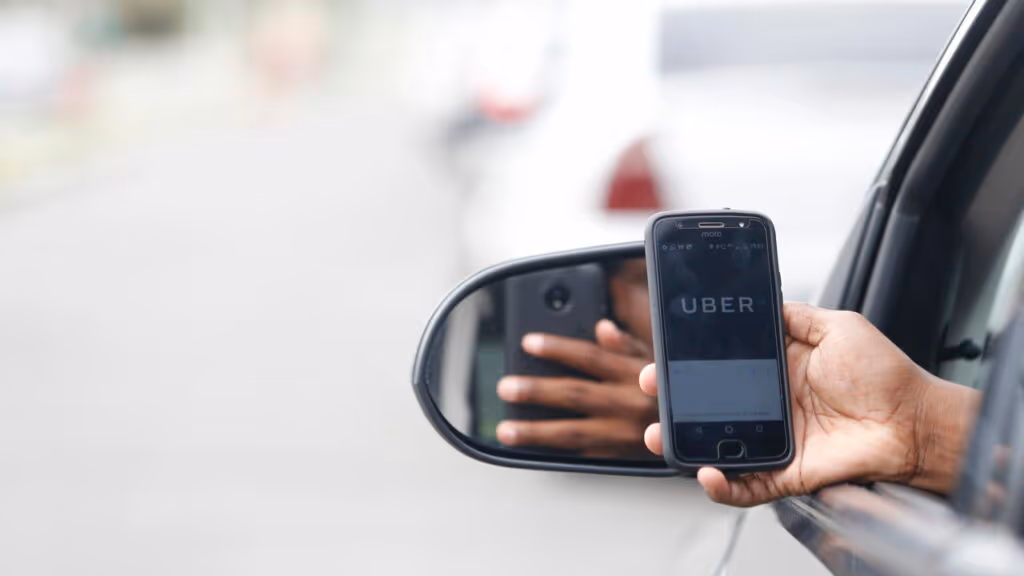 Comando Vermelho proíbe Uber e 99 nas favelas do Rio de Janeiro