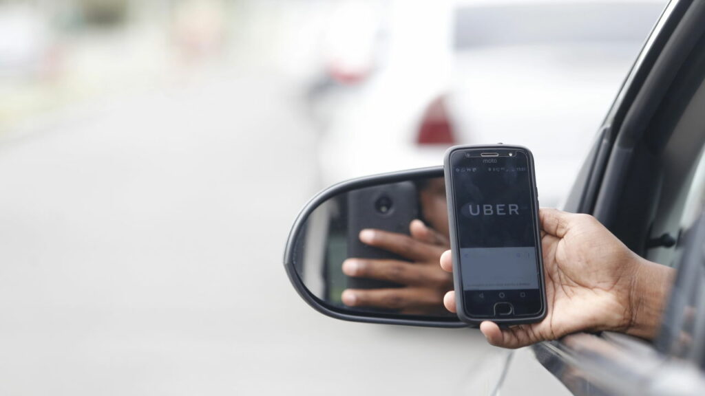 Comando Vermelho proíbe Uber e 99 nas favelas do Rio de Janeiro