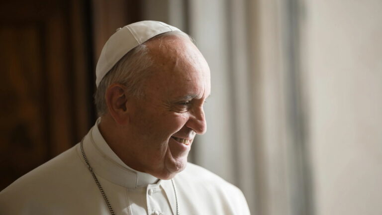 Papa Francisco vai ter que reaprender a falar
