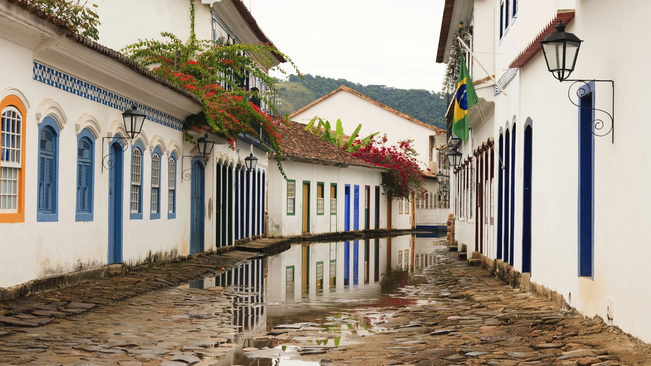 Cidade fundada em 1667 preserva ruas de pedra irregular e casarões históricos intactos