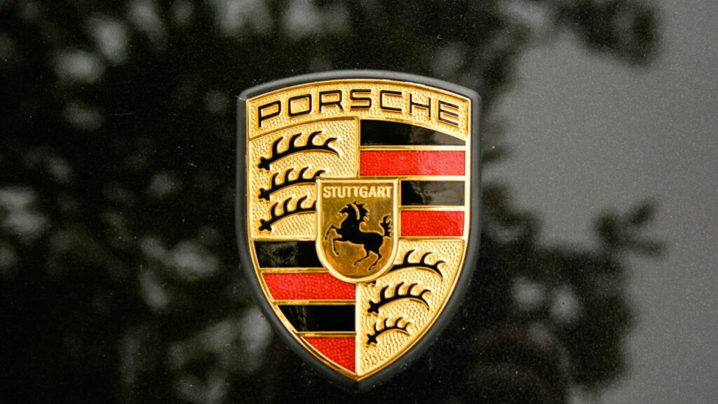 Acidente inusitado: Criança bate Porsche de R$1 milhão