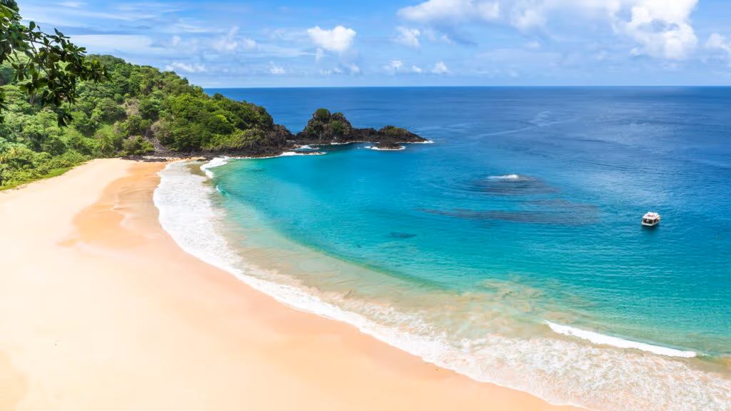 Praias brasileiras para fixar o pé na areia e não sair mais