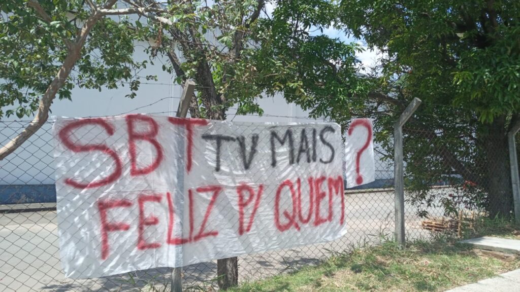 Funcionários protestam na porta do SBT contra corte em plano de saúde