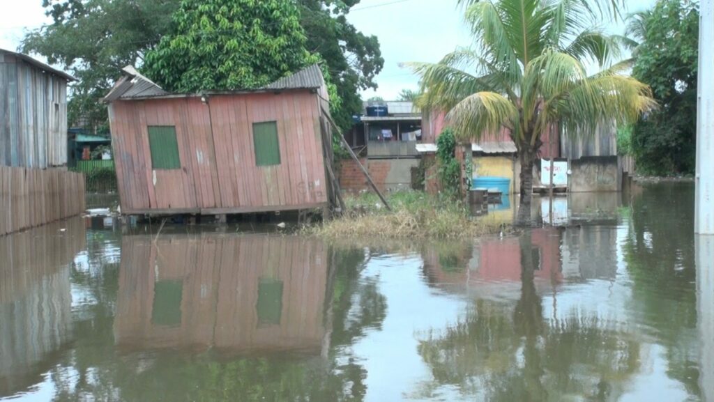 Cheia do Rio Acre causa estado de emergência em Rio Branco
