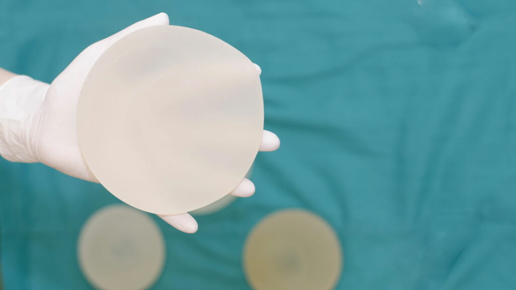 Homem arranca prótese de silicone da esposa com uma faca