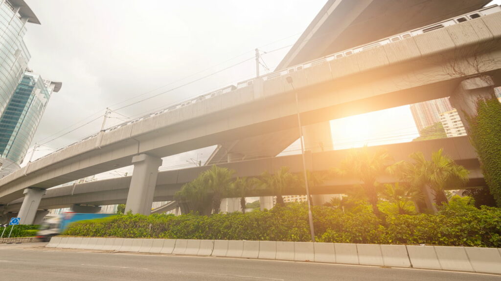 Carro cai de viaduto na MG-010 em Belo Horizonte