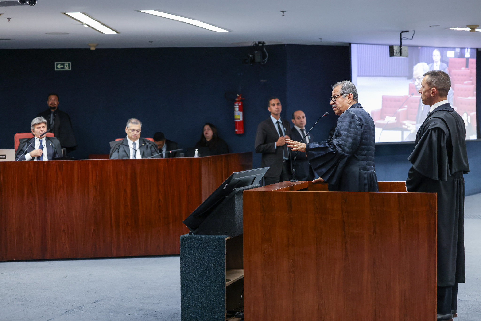 STF, Escolinha do Professor Raimundo ou um boteco?